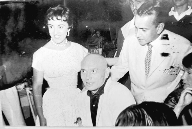 Yul Brinner, (Oscar de Melhor Ator em 1955), entre Duke e a esposa Leonor
